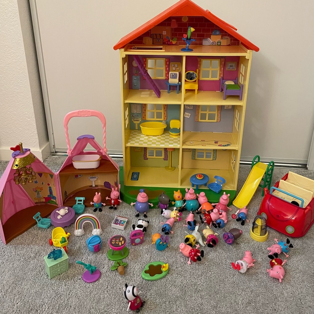 Peppa pig dollhouse and lots of accessories